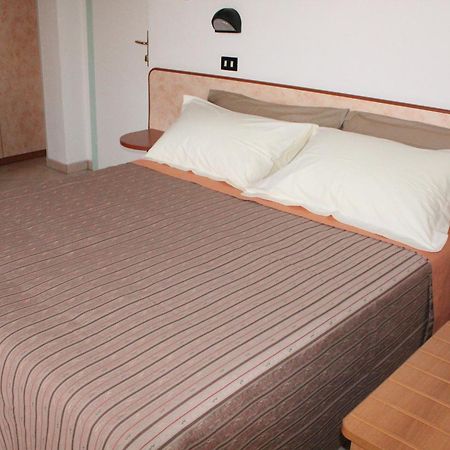 Hotel Verdemare Римини Номер фото