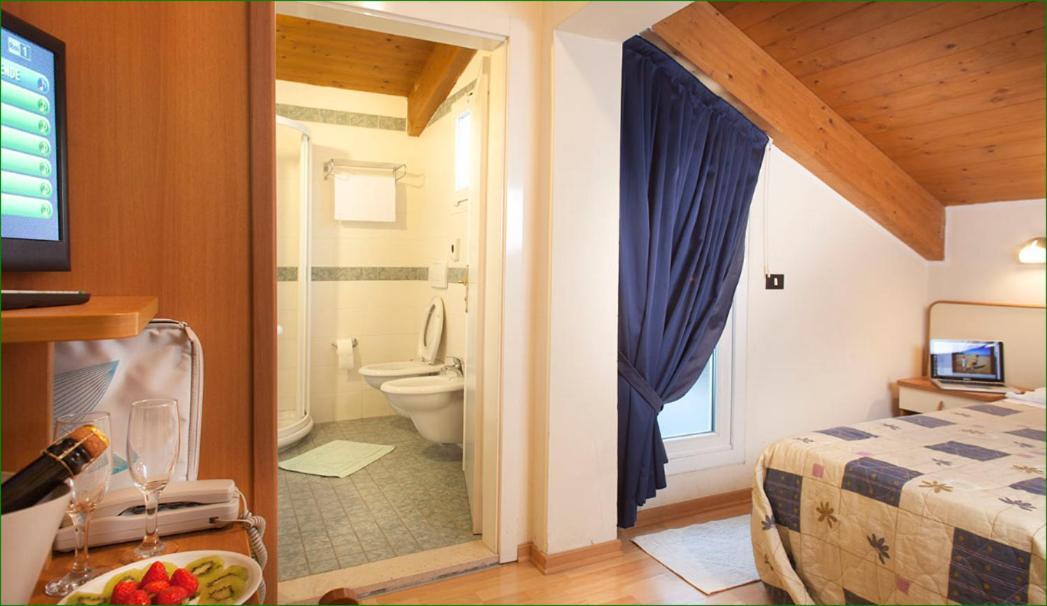 Hotel Verdemare Римини Экстерьер фото