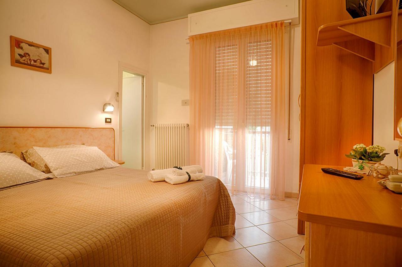 Hotel Verdemare Римини Экстерьер фото