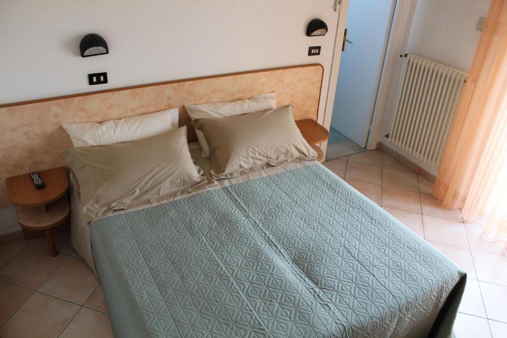 Hotel Verdemare Римини Номер фото